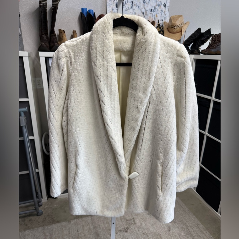 Style VI Limited Vintage White Women's Chevron Faux Fur Coat